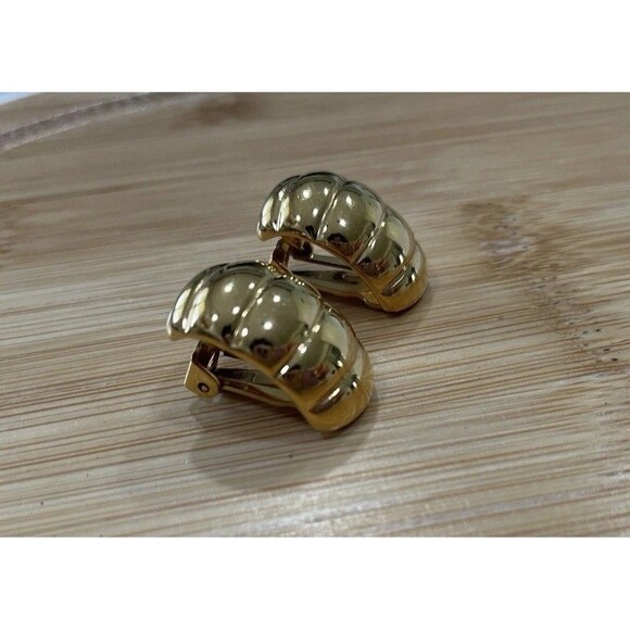 Vintage Gold-Tone Clip-On Earrings Ribbed Shrimp Dome Huggies Design Luxe - Picture 3 of 6